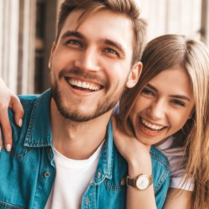 Um homem e uma mulher sorrindo juntos.