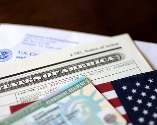 Um passaporte dos EUA e um visto dos EUA em uma mesa.