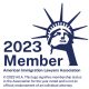 Logotipo da American Immigration Lawyers Association com o texto "Membro 2023" e uma ilustração da cabeça e coroa da Estátua da Liberdade, perfeito para aprimorar o modelo de rodapé do seu site.