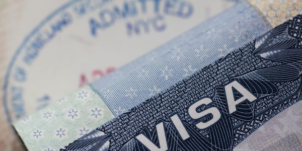 Um close de um visto e um passaporte.