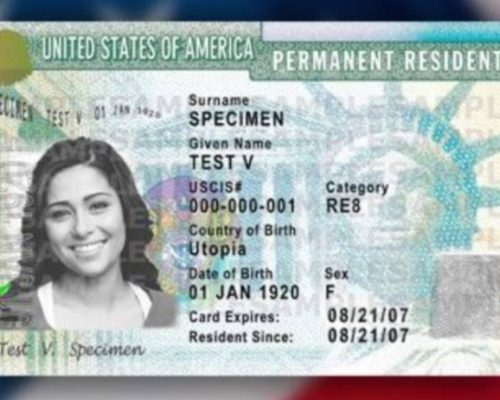 Uma foto de um cartão de identificação permanente com uma bandeira americana. Uma foto de um cartão de identificação permanente com uma bandeira americana.